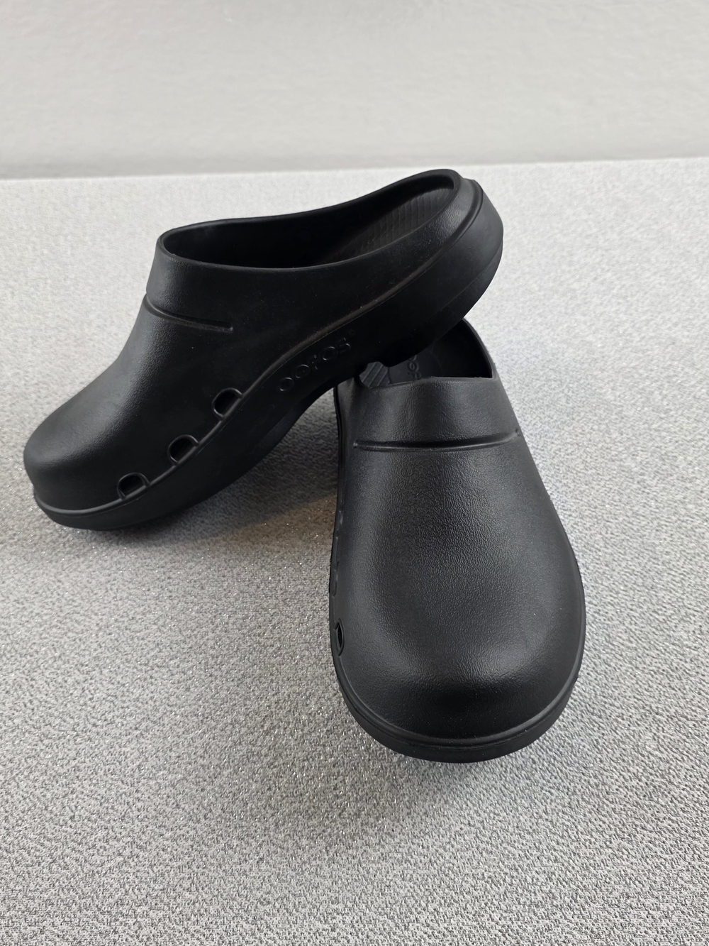 OOfos OOcloog Slip-On Comfort Recovery Clogs Black Unisex W9/M7